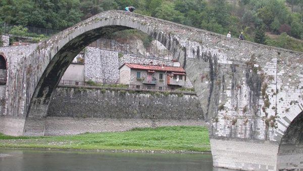 Visuale del Ponte del Diavolo a Borgo a Mozzano (Lucca)